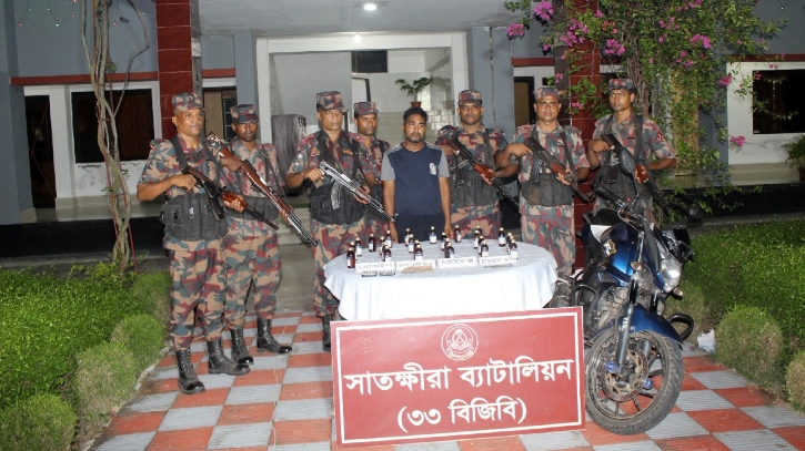 ভোমরা সীমান্ত থেকে ২৫ বোতল নেশা জাতীয় কোরেক্স সিরাপসহ আটক ১ ভোমরা সীমান্ত থেকে ২৫ বোতল নেশা জাতীয় কোরেক্স সিরাপসহ আটক ১