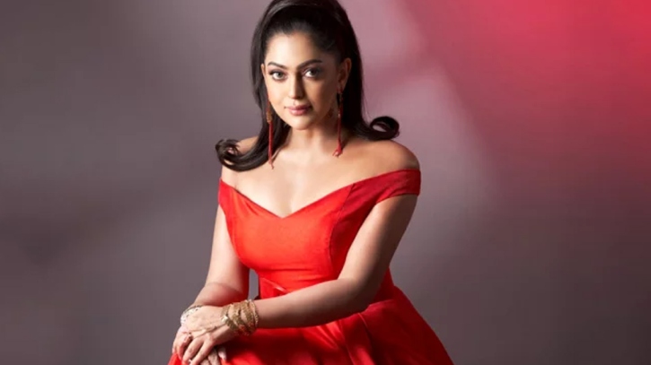 ইমিগ্রেশন পুলিশের হাতে আটক চিত্রনায়িকা নিপুণ ইমিগ্রেশন পুলিশের হাতে আটক চিত্রনায়িকা নিপুণ