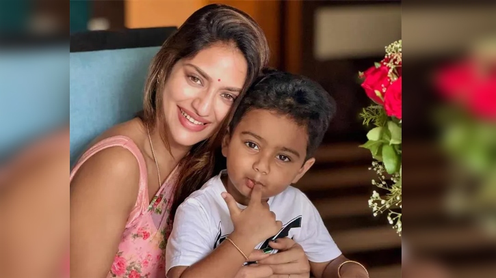 তিন বছর পর প্রকাশ্যে নুসরাতের ছেলে তিন বছর পর প্রকাশ্যে নুসরাতের ছেলে