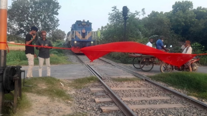 রাজশাহীতে রেলপথ অবরোধ, সারাদেশের সঙ্গে ট্রেন যোগাযোগ বন্ধ রাজশাহীতে রেলপথ অবরোধ, সারাদেশের সঙ্গে ট্রেন যোগাযোগ বন্ধ