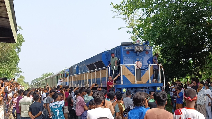 আড়াই ঘণ্টা পর রাজশাহীর সঙ্গে সারা দেশের ট্রেন চলাচল শুরু আড়াই ঘণ্টা পর রাজশাহীর সঙ্গে সারা দেশের ট্রেন চলাচল শুরু