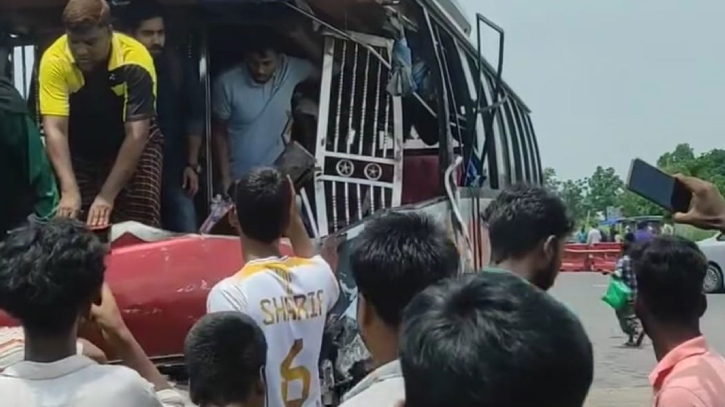পদ্মা সেতুতে ৩ বাস, জিপ, কার ও অটোরিকশার সংঘর্ষ পদ্মা সেতুতে ৩ বাস, জিপ, কার ও অটোরিকশার সংঘর্ষ