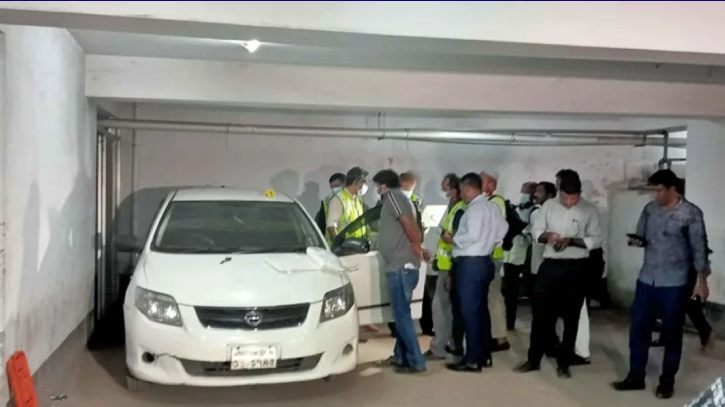 হাসপাতালের পার্কিংয়ে থাকা প্রাইভেটকার থেকে উদ্ধার হলো ২টি মরদেহ