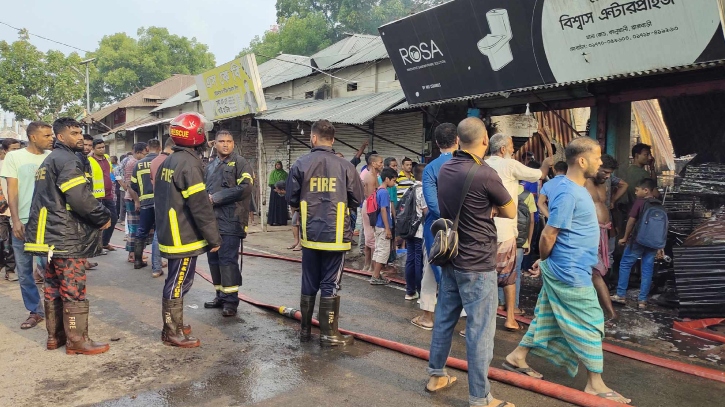 রাজবাড়ীতে আগুনে পুড়ে ছাই তিন দোকান রাজবাড়ীতে আগুনে পুড়ে ছাই তিন দোকান