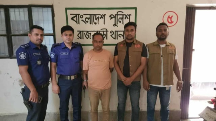 রাজবাড়ীতে গ্রাহকদের বিদ্যুৎ বিলের টাকা হাতিয়ে নেওয়া মোক্তার গ্রেফতার রাজবাড়ীতে গ্রাহকদের বিদ্যুৎ বিলের টাকা হাতিয়ে নেওয়া মোক্তার গ্রেফতার