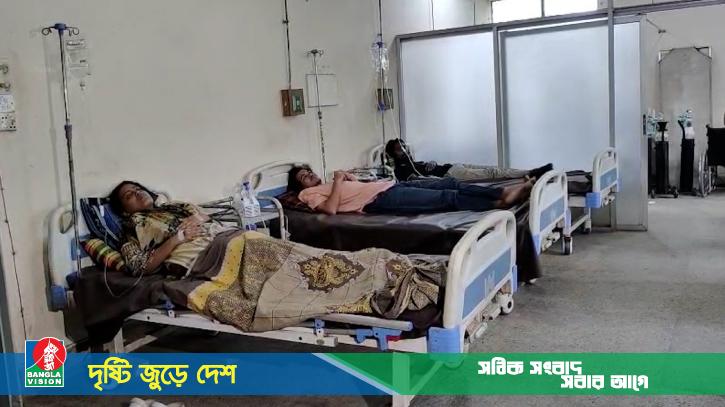 চট্টগ্রাম বিশ্ববিদ্যালয়ে আমরণ অনশনে অংশ নেওয়া ৪ শিক্ষার্থী হাসপাতালে