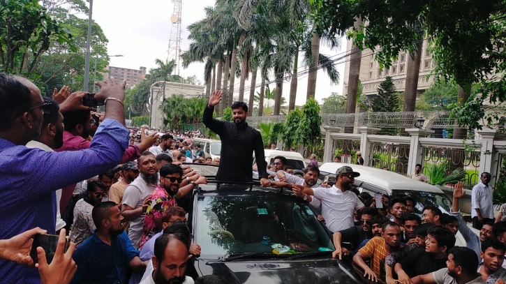 নগর ভবনে নেতা-কর্মীদের ভালোবাসায় সিক্ত ইশরাক হোসেন নগর ভবনে নেতা-কর্মীদের ভালোবাসায় সিক্ত ইশরাক হোসেন