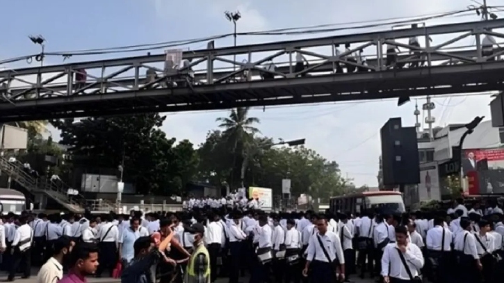 অধ্যক্ষের অনুরোধে সায়েন্সল্যাব ছাড়লেন শিক্ষার্থীরা অধ্যক্ষের অনুরোধে সায়েন্সল্যাব ছাড়লেন শিক্ষার্থীরা