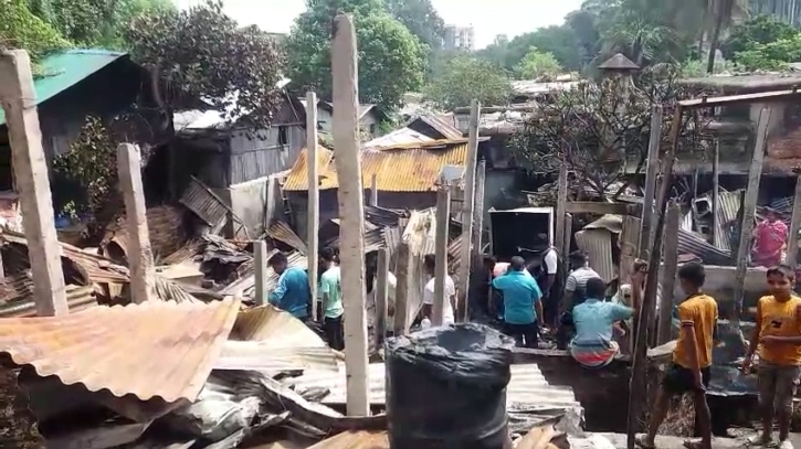 চট্টগ্রামে আগুনে পুড়ে গেছে ২০টি ঘর চট্টগ্রামে আগুনে পুড়ে গেছে ২০টি ঘর
