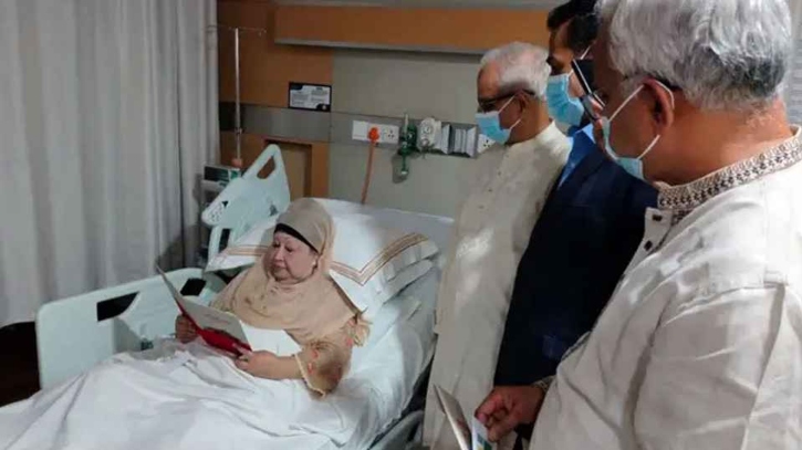 জুলাই সনদ স্বাক্ষর অনুষ্ঠানে খালেদা জিয়া-তারেক রহমানকে আমন্ত্রণ জুলাই সনদ স্বাক্ষর অনুষ্ঠানে খালেদা জিয়া-তারেক রহমানকে আমন্ত্রণ