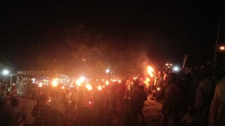 তিস্তাপাড়ে হাজারো মানুষের মশাল প্রজ্বলন তিস্তাপাড়ে হাজারো মানুষের মশাল প্রজ্বলন