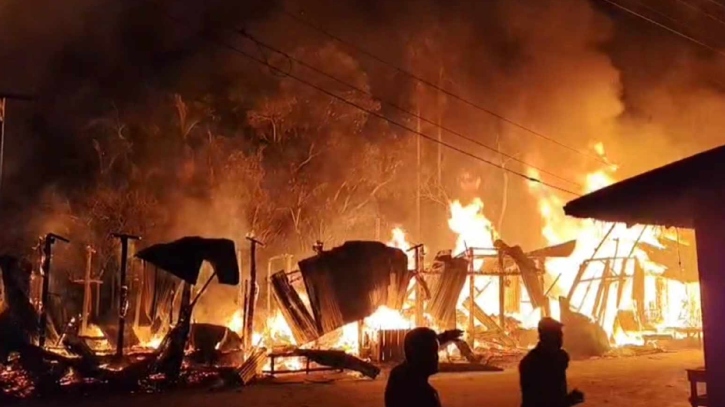 রাঙ্গামাটিতে ভয়াবহ অগ্নিকাণ্ড, পুড়ে ছাই ৩০ দোকান রাঙ্গামাটিতে ভয়াবহ অগ্নিকাণ্ড, পুড়ে ছাই ৩০ দোকান