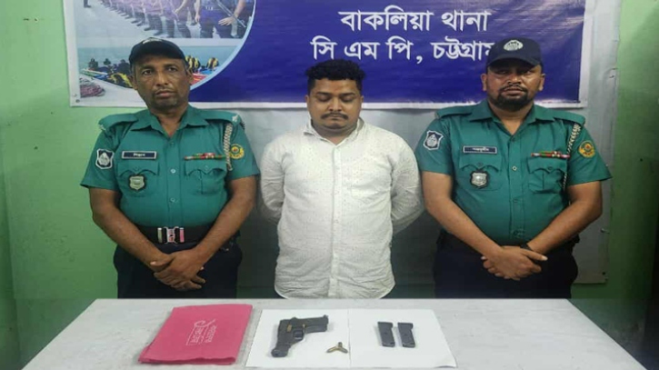 জোড়া খুনের মামলার আসামি অস্ত্র-গুলিসহ গ্রেফতার জোড়া খুনের মামলার আসামি অস্ত্র-গুলিসহ গ্রেফতার