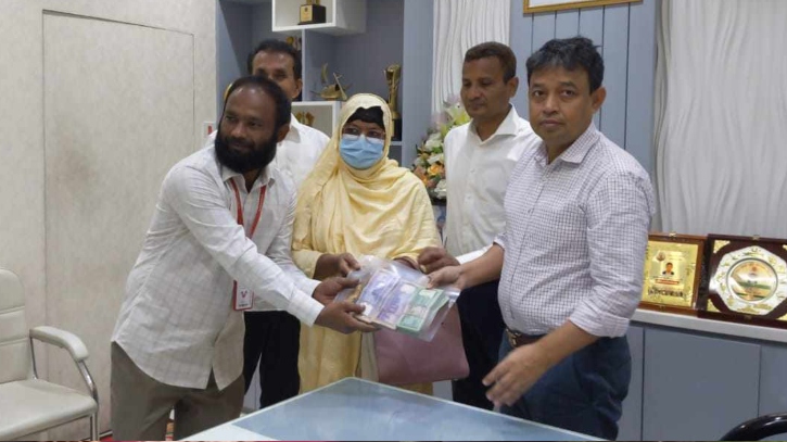 রাজধানীতে চুরি হওয়া স্বর্ণালঙ্কার-টাকা উদ্ধারের পর ফেরত রাজধানীতে চুরি হওয়া স্বর্ণালঙ্কার-টাকা উদ্ধারের পর ফেরত