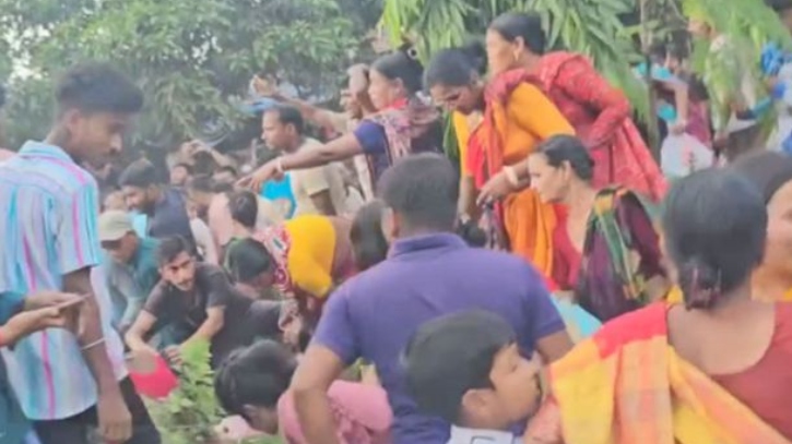 বগুড়ায় রথযাত্রায় বিদ্যুৎস্পৃষ্টে ৫ জনের প্রাণহানি বগুড়ায় রথযাত্রায় বিদ্যুৎস্পৃষ্টে ৫ জনের প্রাণহানি