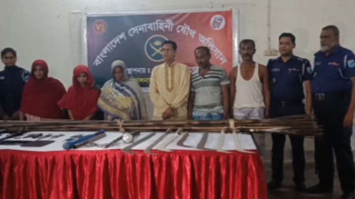 দেশি-বিদেশি অবৈধ অস্ত্র ও নারীসহ ৬ জন আটক দেশি-বিদেশি অবৈধ অস্ত্র ও নারীসহ ৬ জন আটক
