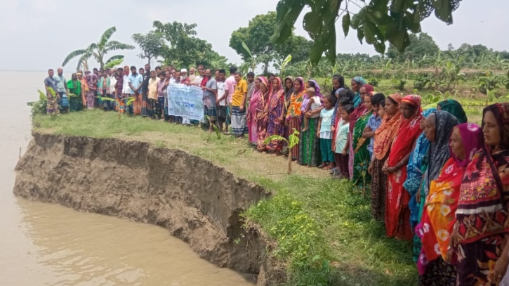 পদ্মার ভাঙন ঠেকাতে জরুরি জিও ব্যাগ ফেলার দাবি গ্রামবাসীর