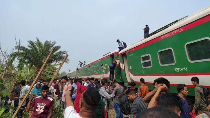 নীলসাগর এক্সপ্রেসের ৯ বগি লাইনচ্যুত, হতাহত বহু