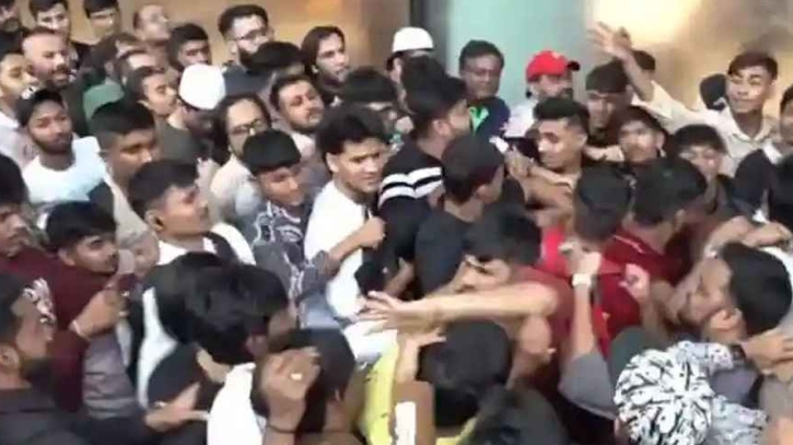 ভারতে  আইফোন ১৭ কেনা নিয়ে ক্রেতাদের মারামারি