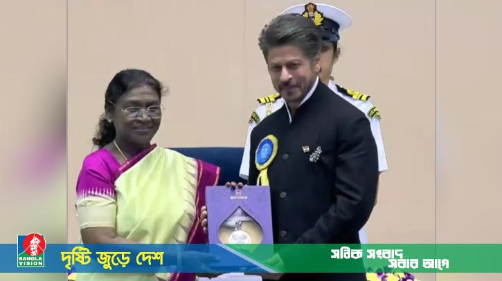 ৩৩ বছরের ক্যারিয়ারের সাফল্যের ফল শাহরুখ খানের হাতে