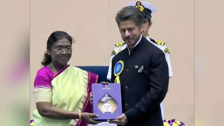 ৩৩ বছরের ক্যারিয়ারের সাফল্যের ফল শাহরুখ খানের হাতে ৩৩ বছরের ক্যারিয়ারের সাফল্যের ফল শাহরুখ খানের হাতে