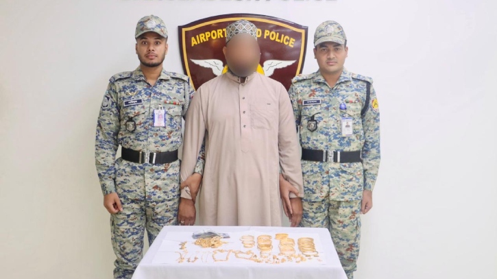 শরীর তল্লাশি করে মিললো ১ কেজি ৩০০ গ্রাম স্বর্ণ, আটক ১