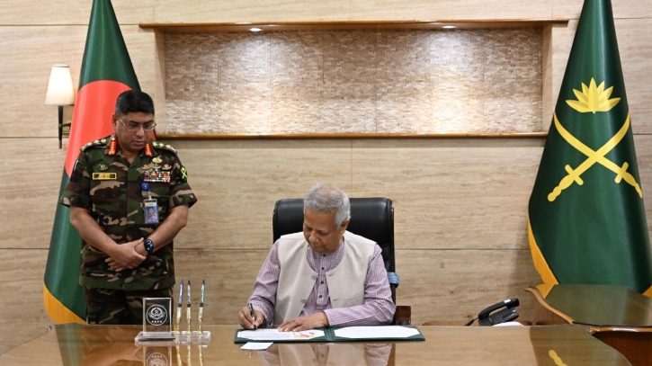সৎ, পেশাদার অফিসাররাই পদোন্নতির দাবিদার: প্রধান উপদেষ্টা 