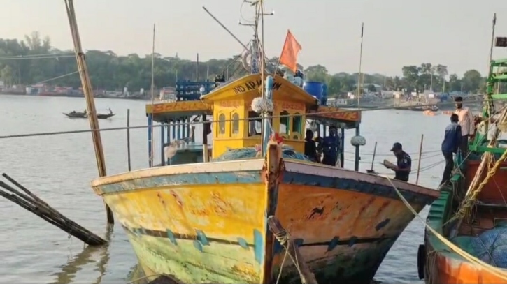 আবারও ৯ জেলেসহ ভারতীয় ফিশিং ট্রলার জব্দ আবারও ৯ জেলেসহ ভারতীয় ফিশিং ট্রলার জব্দ