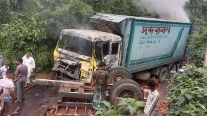 খাগড়াছড়িতে কাভার্ড ভ্যান ও ট্রাক্টরের সংঘর্ষ, আহত ৪ খাগড়াছড়িতে কাভার্ড ভ্যান ও ট্রাক্টরের সংঘর্ষ, আহত ৪