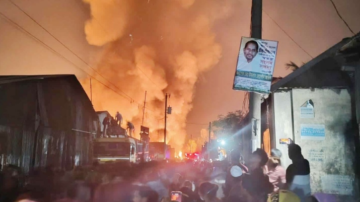 গাজীপুরে ঝুটের গোডাউনে আগুন