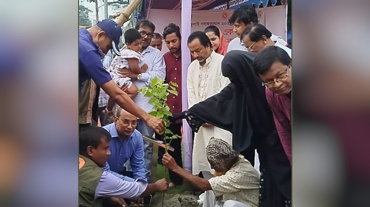 সিরাজগঞ্জে গণঅভ্যুত্থানে ১৩ শহীদ স্মরণে ১৩ বৃক্ষরোপণ