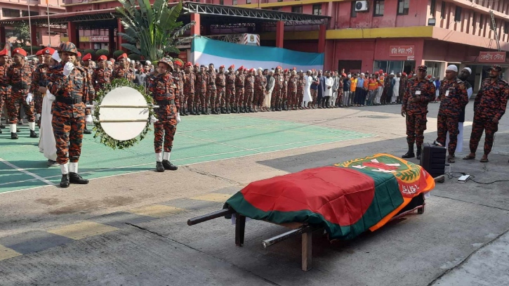 সচিবালয়ে আগুন: নিহত ফায়ার সার্ভিস কর্মী নয়নের প্রথম জানাজা সম্পন্ন সচিবালয়ে আগুন: নিহত ফায়ার সার্ভিস কর্মী নয়নের প্রথম জানাজা সম্পন্ন