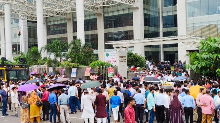 কর্মকর্তা-কর্মচারীদের কমপ্লিট শাটডাউন ও মার্চ টু এনবিআর কর্মসূচি চলছে কর্মকর্তা-কর্মচারীদের কমপ্লিট শাটডাউন ও মার্চ টু এনবিআর কর্মসূচি চলছে