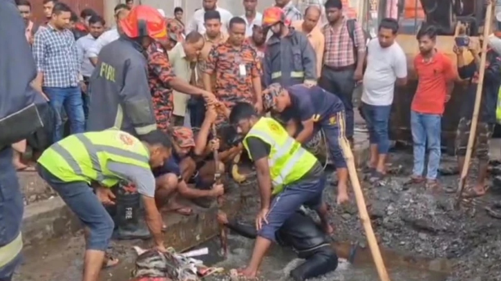 টঙ্গীতে খোলা ম্যানহোলে পড়ে নারী নিখোঁজ, চলছে উদ্ধার অভিযান টঙ্গীতে খোলা ম্যানহোলে পড়ে নারী নিখোঁজ, চলছে উদ্ধার অভিযান