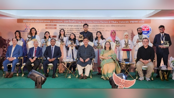 ইউনিভার্সেল মেডিকেলের উদ্যোগে নবীন চিকিৎসদের সম্মাননা প্রদান