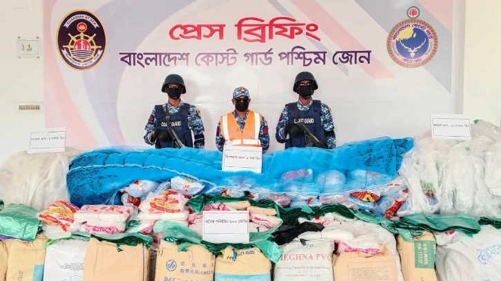 কোস্টগার্ডের অভিযানে কোটি টাকা মূল্যের অবৈধ জাল-পলিথিন জব্দ