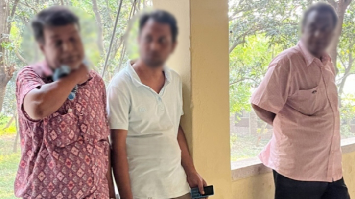চাঁপাইনবাবগঞ্জ বিআরটিএ কার্যালয়ে দুদকের অভিযানে ৩ দালাল আটক চাঁপাইনবাবগঞ্জ বিআরটিএ কার্যালয়ে দুদকের অভিযানে ৩ দালাল আটক