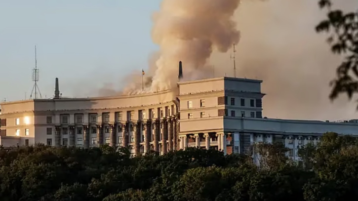 কিয়েভের মন্ত্রিসভা ভবনে রাশিয়ার ক্ষেপণাস্ত্র হামলা কিয়েভের মন্ত্রিসভা ভবনে রাশিয়ার ক্ষেপণাস্ত্র হামলা