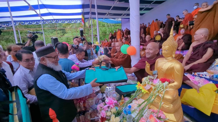 ২৪ ঘণ্টায় তৈরিকৃত চীবর উৎসর্গে দানোৎসব সমাপ্ত