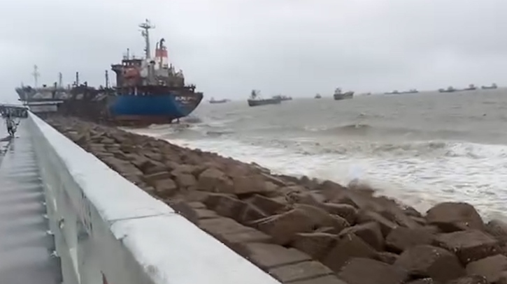 বৈরী আবহাওয়ায় তীরে চলে এলো দুই লাইটারেজ জাহাজ বৈরী আবহাওয়ায় তীরে চলে এলো দুই লাইটারেজ জাহাজ
