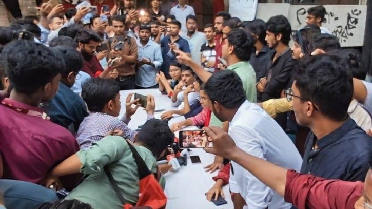 উমামা ফাতেমা বসতেই বুম সরিয়ে নিলেন মোজো সাংবাদিকরা উমামা ফাতেমা বসতেই বুম সরিয়ে নিলেন মোজো সাংবাদিকরা