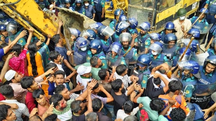খুলনার উচ্ছেদ অভিযানে পুলিশ-স্থানীয়দের সংঘর্ষে আহত অর্ধশতাধিক