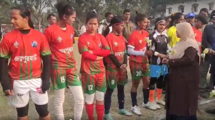 জয়পুরহাটে বন্ধ করে দেওয়া মেয়েদের ফুটবল খেলা শুরু হলো আবার জয়পুরহাটে বন্ধ করে দেওয়া মেয়েদের ফুটবল খেলা শুরু হলো আবার