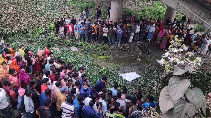 মহাসড়কের সেতুর নিচে মিললো অজ্ঞাত নারীর লাশ মহাসড়কের সেতুর নিচে মিললো অজ্ঞাত নারীর লাশ
