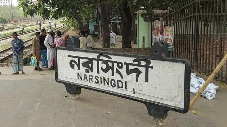 হাঁটছিলেন ট্রেন লাইনে, কাটা পড়ে গেলো প্রাণ হাঁটছিলেন ট্রেন লাইনে, কাটা পড়ে গেলো প্রাণ