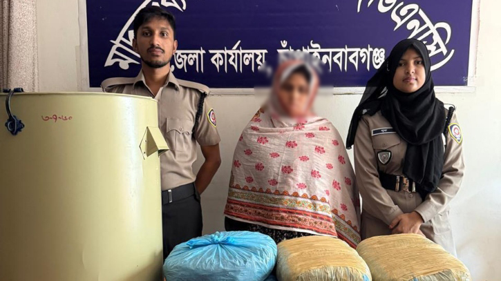 ১১ কেজি গাঁজা উদ্ধার, স্ত্রী আটক স্বামী পলাতক ১১ কেজি গাঁজা উদ্ধার, স্ত্রী আটক স্বামী পলাতক