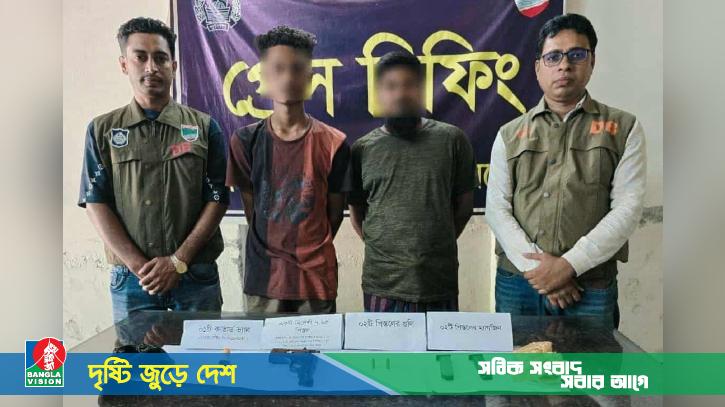 কাভার্ডভ্যানের সিটের নিচে মিললো বিদেশি পিস্তল-গুলি, আটক ২
