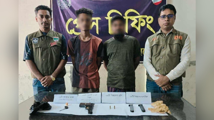 কাভার্ডভ্যানের সিটের নিচে মিললো বিদেশি পিস্তল-গুলি, আটক ২ কাভার্ডভ্যানের সিটের নিচে মিললো বিদেশি পিস্তল-গুলি, আটক ২