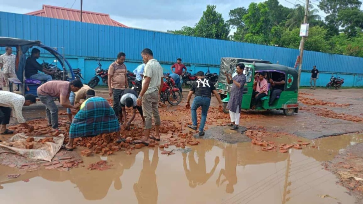 এবার সড়ক মেরামত করলো রামগড় বিএনপি এবার সড়ক মেরামত করলো রামগড় বিএনপি