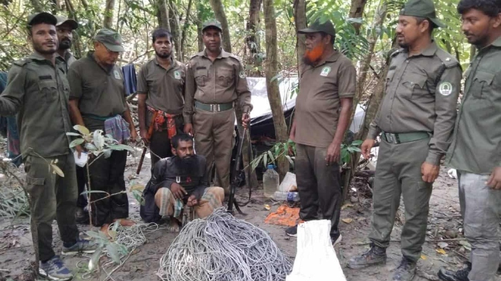 ফাঁদসহ সুন্দরবন থেকে হরিণ শিকারী আটক ফাঁদসহ সুন্দরবন থেকে হরিণ শিকারী আটক